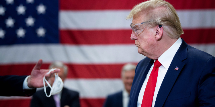 TOPSHOT - US President Donald Trump tours a Honeywell International Inc. factory producing N95 masks during his first trip since widespread COVID-19 related lockdowns went into effect May 5, 2020, in Phoenix, Arizona. (Photo by Brendan Smialowski / AFP) (Photo by BRENDAN SMIALOWSKI/AFP via Getty Images)