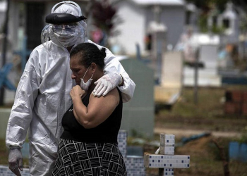 epaselect epa08356511 View of the funeral service for Natalina Cardoso Bandeira, 68, victim of the COVID-19 pandemic, at the Parque Taruma graveyard, in Manaus, Amazonas, Brazil, 10 April 2020.  EPA-EFE/RAPHAEL ALVES
