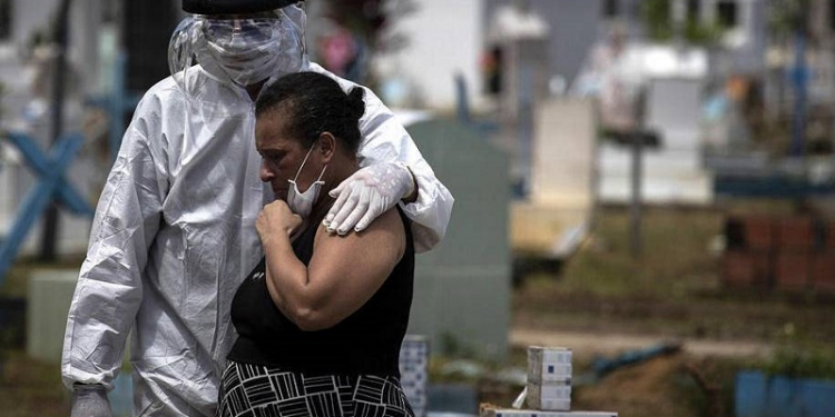 epaselect epa08356511 View of the funeral service for Natalina Cardoso Bandeira, 68, victim of the COVID-19 pandemic, at the Parque Taruma graveyard, in Manaus, Amazonas, Brazil, 10 April 2020.  EPA-EFE/RAPHAEL ALVES