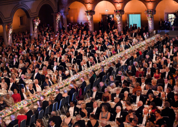 STOCKHOLM 20161210
Översiktsbild över honnörsbordet i blå hallen under Nobelbanketten i Stockholms stadshus på lördagen.
Foto: Jonas Ekströmer / TT kod 10030