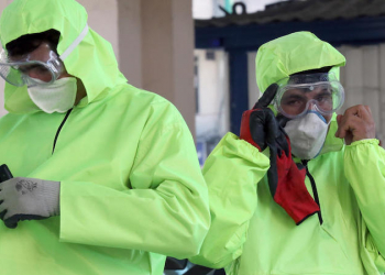 epa08271361 Members of Iranian fire fighters and municipality workers disinfect the streets of the capital city on Tehran, Iran, 05 March 2020. According the last report by the Ministry of Health, 2922 people diagnosed with the Covid-19 coronavirus and 92 people have died in Iran.  EPA-EFE/ABEDIN TAHERKENAREH