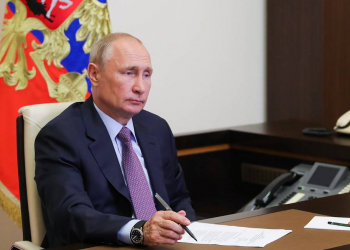 MOSCOW REGION, RUSSIA - JUNE 25, 2020: Russia's President Vladimir Putin holds a meeting with members of the Russian Civic Chamber via video link from Novo-Ogarevo residence. Mikhail Klimentyev/Russian Presidential Press and Information Office/TASSÐîññèÿ. Ìîñêîâñêàÿ îáëàñòü. Ïðåçèäåíò Ðîññèè Âëàäèìèð Ïóòèí ïðîâîäèò âñòðå÷ó ñ ÷ëåíàìè Îáùåñòâåííîé ïàëàòû Ðîññèè â ðåæèìå âèäåîêîíôåðåíöèè â Íîâî-Îãàðåâî. Ìèõàèë Êëèìåíòüåâ/ïðåññ-ñëóæáà ïðåçèäåíòà ÐÔ/ÒÀÑÑ