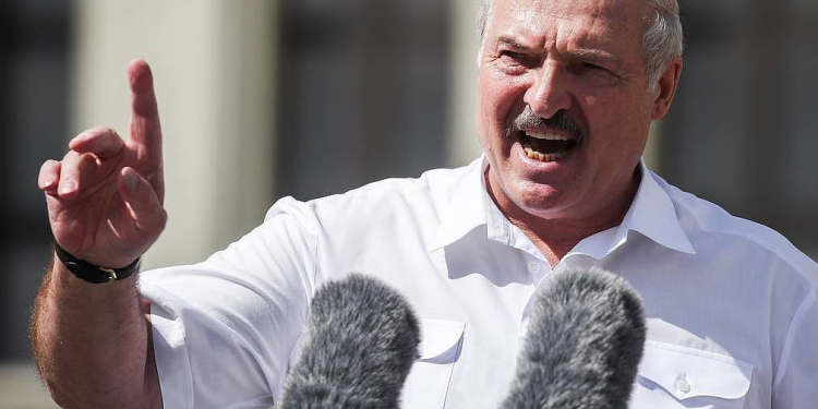 MINSK, BELARUS - AUGUST 16, 2020: Belarus' President Alexander Lukashenko gives a speech during a rally of his supporters in Independence Square. Following the announcement of the election results on 9 August, mass protests have been held in Minsk and other cities across Belarus. Valery Sharifulin/TASS

Áåëîðóññèÿ. Ìèíñê. Ïðåçèäåíò Áåëîðóññèè Àëåêñàíäð Ëóêàøåíêî âûñòóïàåò íà ìèòèíãå ñâîèõ ñòîðîííèêîâ íà ïëîùàäè Íåçàâèñèìîñòè. Ñî äíÿ âûáîðîâ ïðåçèäåíòà Áåëîðóññèè 9 àâãóñòà â Ìèíñêå è äðóãèõ ãîðîäàõ ðåñïóáëèêè ïðîõîäÿò ìàññîâûå àêöèè ïðîòåñòà íåñîãëàñíûõ ñ ðåçóëüòàòàìè ãîëîñîâàíèÿ. Âàëåðèé Øàðèôóëèí/ÒÀÑÑ