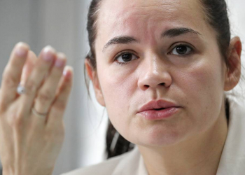MINSK, BELARUS - AUGUST 10, 2020: Former candidate in the 2020 Belarusian presidential election, Svetlana Tikhanovskaya during a press conference on the election results. Tikhanovskaya's campaign office does not recognize the results provided by the Belarusian Central Election Commission stating that incumbent president Alexander Lukashenko won the election with 81.35% of the votes. Natalia Fedosenko/TASS
Áåëîðóññèÿ. Ìèíñê. Áûâøèé êàíäèäàò â ïðåçèäåíòû Áåëîðóññèè Ñâåòëàíà Òèõàíîâñêàÿ âî âðåìÿ ïðåññ-êîíôåðåíöèè ïî èòîãàì âûáîðîâ. Øòàá Òèõàíîâñêîé íå ïðèçíàåò äàííûå ÖÈÊ ïî âûáîðàì ïðåçèäåíòà Áåëîðóññèè, ñîãëàñíî êîòîðûì äåéñòâóþùèé ãëàâà ãîñóäàðñòâà Àëåêñàíäð Ëóêàøåíêî íàáðàë 81,35% ãîëîñîâ. Íàòàëèÿ Ôåäîñåíêî/ÒÀÑÑ