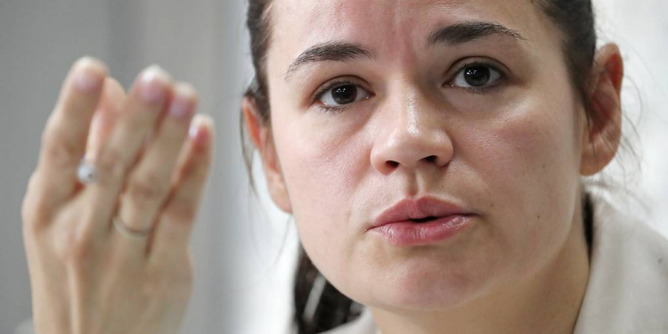 MINSK, BELARUS - AUGUST 10, 2020: Former candidate in the 2020 Belarusian presidential election, Svetlana Tikhanovskaya during a press conference on the election results. Tikhanovskaya's campaign office does not recognize the results provided by the Belarusian Central Election Commission stating that incumbent president Alexander Lukashenko won the election with 81.35% of the votes. Natalia Fedosenko/TASS

Áåëîðóññèÿ. Ìèíñê. Áûâøèé êàíäèäàò â ïðåçèäåíòû Áåëîðóññèè Ñâåòëàíà Òèõàíîâñêàÿ âî âðåìÿ ïðåññ-êîíôåðåíöèè ïî èòîãàì âûáîðîâ. Øòàá Òèõàíîâñêîé íå ïðèçíàåò äàííûå ÖÈÊ ïî âûáîðàì ïðåçèäåíòà Áåëîðóññèè, ñîãëàñíî êîòîðûì äåéñòâóþùèé ãëàâà ãîñóäàðñòâà Àëåêñàíäð Ëóêàøåíêî íàáðàë 81,35% ãîëîñîâ. Íàòàëèÿ Ôåäîñåíêî/ÒÀÑÑ