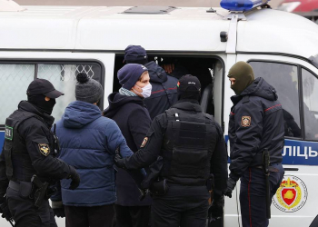 MINSK, BELARUS - NOVEMBER 15, 2020: Law enforcement officers detain a participant in the March of the Brave protest event in the city centre. The August 9 presidential election earned Alexander Lukashenko his sixth consecutive term and sparked mass protests in Minsk and across other Belarusian cities. Stringer/TASS
Áåëîðóññèÿ. Ìèíñê. Ñîòðóäíèêè ïðàâîîõðàíèòåëüíûõ îðãàíîâ çàäåðæèâàþò ó÷àñòíèêà àêöèè ïðîòåñòà "Ìàðø ñìåëûõ" ïðîòèâ äåéñòâóþùåé âëàñòè â öåíòðå ãîðîäà. Ïîñëå ïðîøåäøèõ â Áåëîðóññèè 9 àâãóñòà âûáîðîâ ïðåçèäåíòà, íà êîòîðûõ â øåñòîé ðàç ïîáåäèë Àëåêñàíäð Ëóêàøåíêî, â ñòðàíå ðåãóëÿðíî ïðîõîäÿò ìàññîâûå àêöèè îïïîçèöèè. Ñòðèíãåð/ÒÀÑÑ