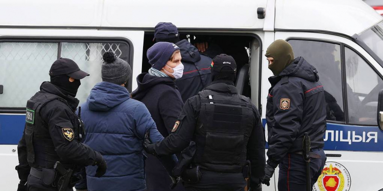 MINSK, BELARUS - NOVEMBER 15, 2020: Law enforcement officers detain a participant in the March of the Brave protest event in the city centre. The August 9 presidential election earned Alexander Lukashenko his sixth consecutive term and sparked mass protests in Minsk and across other Belarusian cities. Stringer/TASSÁåëîðóññèÿ. Ìèíñê. Ñîòðóäíèêè ïðàâîîõðàíèòåëüíûõ îðãàíîâ çàäåðæèâàþò ó÷àñòíèêà àêöèè ïðîòåñòà "Ìàðø ñìåëûõ" ïðîòèâ äåéñòâóþùåé âëàñòè â öåíòðå ãîðîäà. Ïîñëå ïðîøåäøèõ â Áåëîðóññèè 9 àâãóñòà âûáîðîâ ïðåçèäåíòà, íà êîòîðûõ â øåñòîé ðàç ïîáåäèë Àëåêñàíäð Ëóêàøåíêî, â ñòðàíå ðåãóëÿðíî ïðîõîäÿò ìàññîâûå àêöèè îïïîçèöèè. Ñòðèíãåð/ÒÀÑÑ