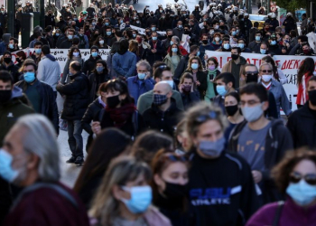 Demonstrators wearing protective masks take part in a protest during a 24-hour general strike of Greek public sector workers, demanding hiring of doctors and other medical staff to fight against the coronavirus disease (COVID-19) pandemic, in Athens, Greece, November 26, 2020. REUTERS/Alkis Konstantinidis