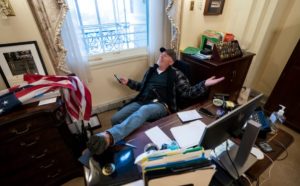 საპროტესტო აქციის მონაწილე ნენსი პელოსის სავარძელში