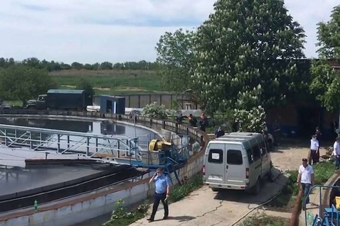 Ðîññèÿ. Ðîñòîâñêàÿ îáëàñòü. Íà ìåñòå ×Ï íà î÷èñòíûõ ñîîðóæåíèÿõ, ãäå ïîãèáëè ñîòðóäíèêè âîäîêàíàëà. 21 ìàÿ â ïîñåëêå Äìèòðèàäîâêà Íåêëèíîâñêîãî ðàéîíà ïðîèçîøëà àâàðèÿ íà î÷èñòíûõ ñîîðóæåíèÿõ (îòíîñÿòñÿ ê âîäîêàíàëó Òàãàíðîãà). Ïî ïðåäâàðèòåëüíûì äàííûì, ïðîèçîøåë âûáðîñ ìåòàíà.  ðåçóëüòàòå ×Ï ïîãèáëè 10 ñîòðóäíèêîâ âîäîêàíàëà. Ñíèìîê ñ âèäåî/Ñëåäñòâåííûé êîìèòåò ÐÔ/ÒÀÑÑ
ÔÎÒÎ ÏÐÅÄÎÑÒÀÂËÅÍÎ ÒÐÅÒÜÅÉ ÑÒÎÐÎÍÎÉ. ÒÎËÜÊÎ ÄËß ÐÅÄÀÊÖÈÎÍÍÎÃÎ ÈÑÏÎËÜÇÎÂÀÍÈß